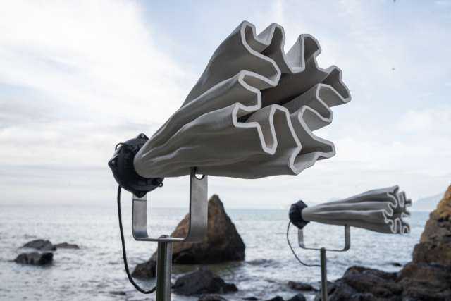 다대포 해변 지형 데이터를 기반으로 AI가 생성한 뿔 모양 스피커 6개로 구성한 마르코 바로티 ‘표류하는 소리’(2025). 부산의 수중 생태계 음향과 다대포 후리소리가 얽힌 사운드를 송출해 관람객 반응이 특히 좋았던 작품 가운데 하나이다. 부산비엔날레조직위원회 제공