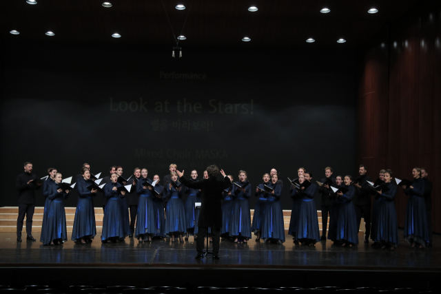 제21회 부산국제합창제가 오는 30일부터 11월 2일까지 영화의전당 하늘연극장과 벡스코 오디토리움에서 열린다. 사진은 지난해 대상을 수상한 라트비아 합창단의 공연 모습. 부산국제합창제 제공