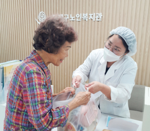 동래구노인복지관·우양재단, 지역 어르신 명절 대체식 전달
