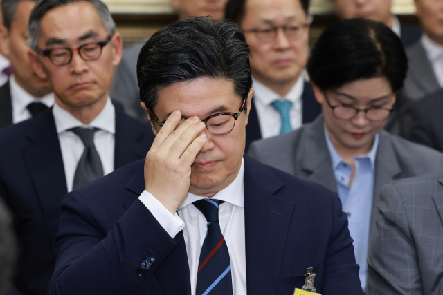 김병주 MBK파트너스 회장이 지난해 국회 국정감사에 출석한 자리에서 안경을 만지고 있다. 검찰은 '홈플러스 사태'에 대해 김 회장을 비롯한 경영진 4명에게 구속영장을 청구했다. 연합뉴스