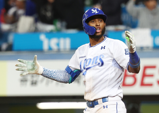 삼성 디아즈가 지난 14일 2025 프로야구 준플레이오프 4차전 SSG전에서 홈런을 친 뒤 환호하고 있다. 연합뉴스