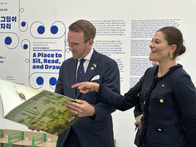 17일 부산현대미술관을 방문한 스웨덴 빅토리아(Victoria) 왕세녀와 안드레아스 칼손 농촌국토부 국토주택장관이 ‘아스트리드 린드그렌 추모상(ALMA) 전시: 책과 그림이 앉은 자리’를 돌아보며 이야기하고 있다. 김은영 기자 key66@