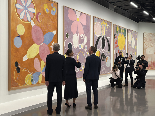 17일 부산현대미술관을 방문한 스웨덴 빅토리아(Victoria) 왕세녀 일행이 ‘힐마 아프 클린트: 적절한 소환’ 전시를 돌아보고 있다. 김은영 기자 key66@