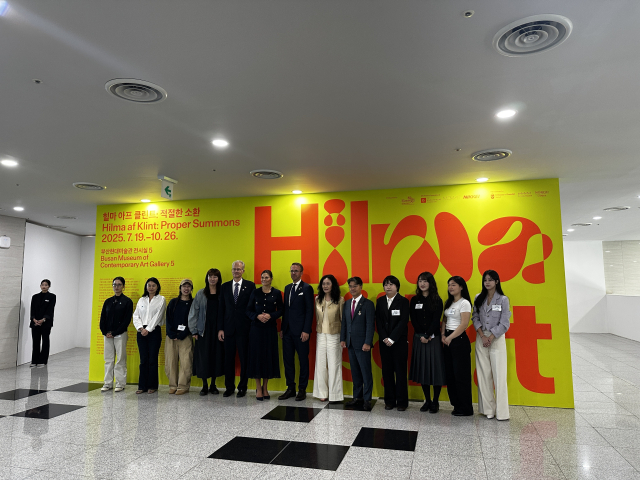 17일 부산현대미술관을 방문한 스웨덴 빅토리아(Victoria) 왕세녀 일행이 ‘힐마 아프 클린트: 적절한 소환’ 전시 관람 후 기념사진을 찍고 있다. 김은영 기자 key66@