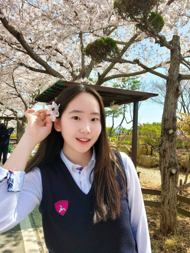 통영청소년문학아카데미 출신으로 첫 시집 「안녕 나의 파란 사춘기」를 발간한 김가림 작가. 본인 제공