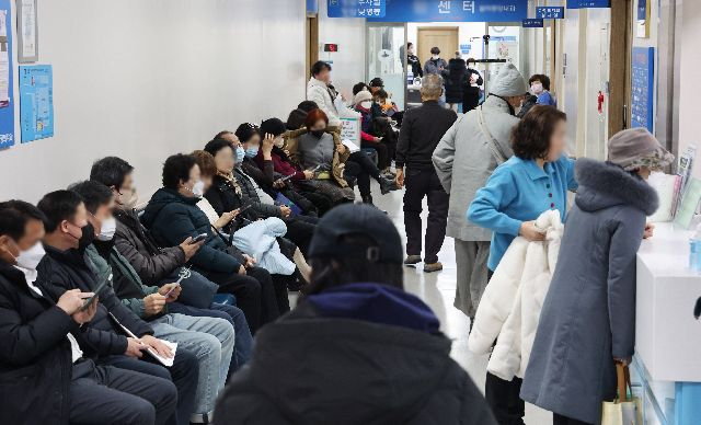 인플루엔자(독감) 환자가 2년 연속 200만 명 대를 훌쩍 넘겼다. 지난 2월 부산의 한 병원 외래 창구 앞이 진료를 기다리는 환자들로 북적이고 있다. 정종회 기자 jjh@ 2025.02.09 부산일보DB