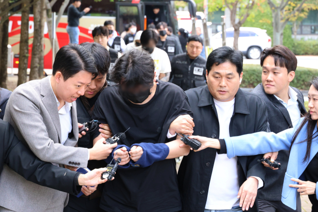 20일 오후 충남경찰청에서 사기 혐의로 수사받는 캄보디아 송환 피의자들이 충남 홍성 대전지법 홍성지원에서 구속 전 피의자심문(영장실질심사)을 받기 위해 법원에 들어서고 있다. 이날 홍성지원에서는 충남경찰청에서 사기 혐의로 수사받는 캄보디아 송환자 45명의 영장실질심사가 열리고 있다. 연합뉴스