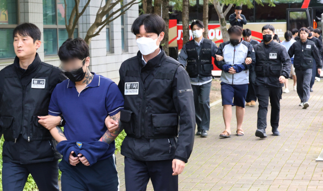 20일 오후 충남경찰청에서 사기 혐의로 수사받는 캄보디아 송환 피의자들이 충남 홍성 대전지법 홍성지원에서 구속 전 피의자심문(영장실질심사)을 받기 위해 법원에 들어서고 있다. 이날 홍성지원에서는 충남경찰청에서 사기 혐의로 수사받는 캄보디아 송환자 45명의 영장실질심사가 열리고 있다. 연합뉴스