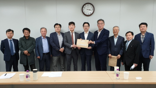 지방분권과 균형발전 의제를 꾸준하게 이끌어온 지방분권전국회의 전국 대표자들이 20일 세종시 지방시대위원회 회의실에서 김경수(오른쪽에서 다섯 번째) 지방시대위원장과 간담회를 갖고 10대 정책 의제 의견서를 전달했다. 지방분권전국회의 제공