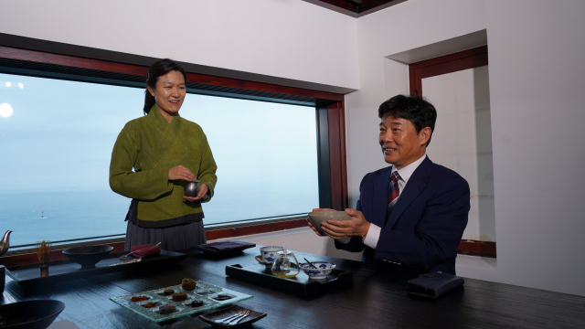 부산 해운대구 달맞이언덕에 위치한 전통차실 비비비당의 원소윤 대표(왼쪽)가 고려청자에 우려낸 말차를 이샘병원 이성근 병원장이 만끽하고 있다.