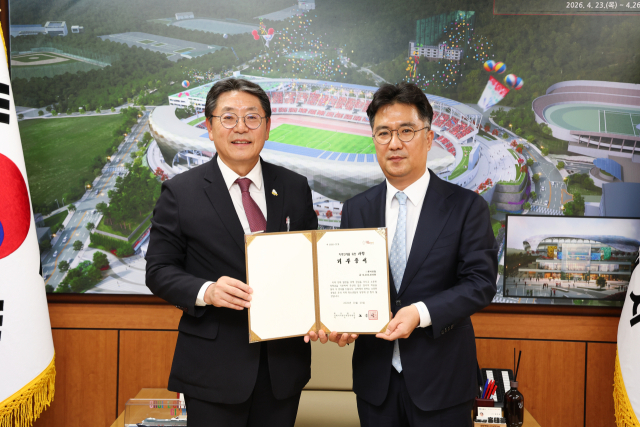 ㈜동서산업이 지난 20일 김해시미래인재장학재단에 장학금 1000만 원을 기탁했다. 김해시 제공