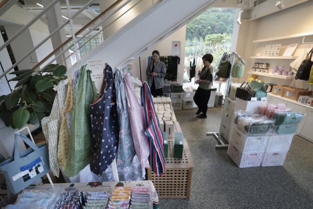 느티나무의사랑 소속 장애인 작가들의 작품으로 만든 굿즈숍. 정대현 기자 jhyun@