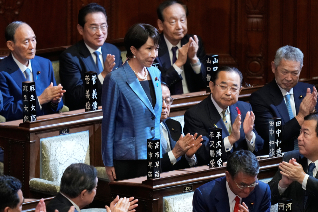다카이치 사나에 일본 총리가 21일 중의원(하원) 총리 지명선거 결과 발표 이후 박수를 받고 있다. AP연합뉴스