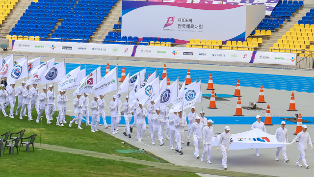 제106회 전국체육대회 마지막 날인 23일 부산 연제구 부산아시아드 주경기장에서 폐회식 출연진이 기수단 입장 리허설을 하고 있다. 김종진 기자 kjj1761＠