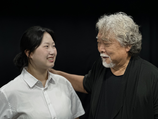 나다소극장 무대에 오르는 극단 판플의 개막작 '아버지와 살면' 연습 장면. 부산소극장연극협의회 제공