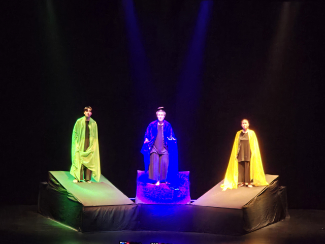 소극장 6번출구에서 선보이는 극단 맥의 '새들의 회의' 공연 장면. 부산소극장연극협의회 제공