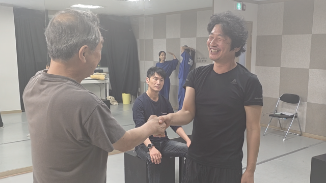 레모트리소극장에서 만날 수 있는 극단 데일리드라마의 '티끌 모아 티끌' 연습 장면. 부산소극장연극협의회 제공