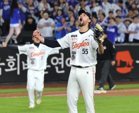 한화, 삼성 꺾고 19년 만에 한국시리즈 진출…26일 LG와 KS 1차전