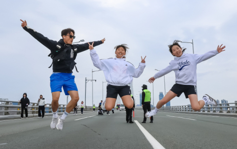 [부산바다마라톤] 유모차 몰고, 반려견 데리고…바다 위 추억이 달렸다