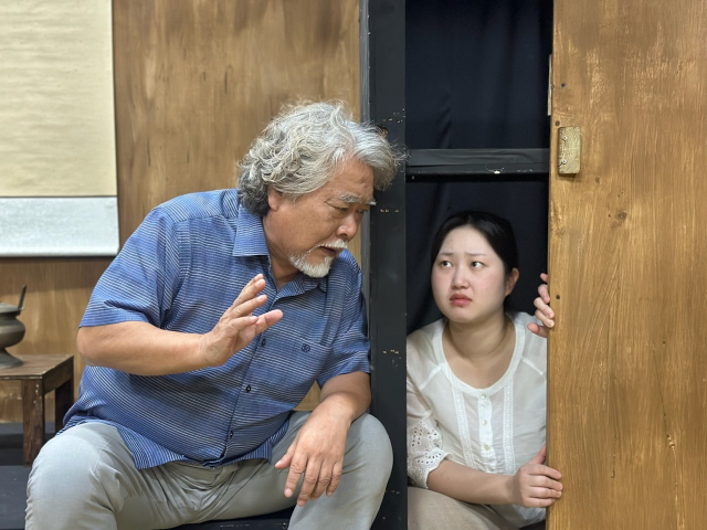 나다소극장 무대에 오르는 극단 판플의 개막작 '아버지와 살면' 연습 장면. 극단 판플 제공