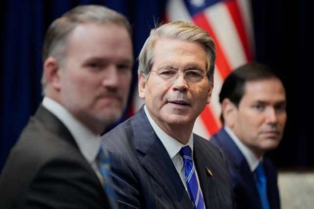 지난해 10월 26일 말레이시아 쿠알라룸푸르에서 열린 아세안 정상회의에서 트럼프 대통령과 루이스 이나시우 룰라 다 실바 브라질 대통령의 회담에서 스콧 베센트 미국 재무부 장관이 회담내용을 듣고 있다. 연합뉴스