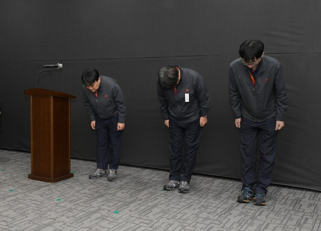 SK에너지 울산공장 임원들이 지난해 10월 27일 울산콤플렉스(CLX) 본관 지하 1층 하이파이브홀에서 회견을 열고 수소 배관 폭발 사고로 6명의 사상자가 발생한 데 대해 고개 숙이며 사과하고 있다. SK에너지 제공