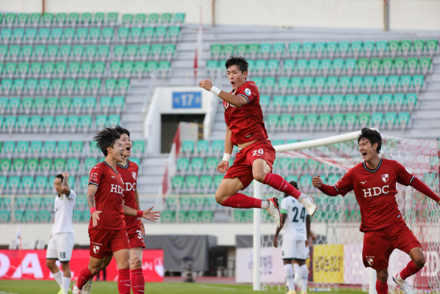 부산아이파크의 조위제(가운데)가 지난 25일 부산 구덕운동장에서 열린 하나은행 K리그2 2025 36라운드 김포와의 경기에서 전반 34분 팀의 두 번째 골을 넣고 기뻐하고 있다. 부산아이파크 제공