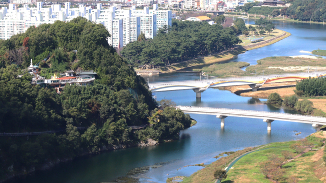 경남 밀양시 용두산 달팽이전망대에서 바라본 잔도와 밀양 전경. 남태우 기자