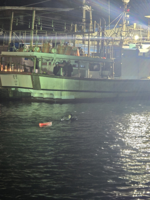 부산 기장 앞바다에 승용차 추락…50대 여성 사망