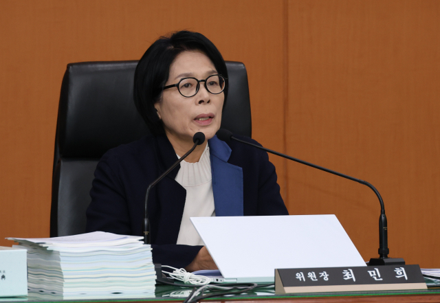 24일 대전 한국전자통신연구원(ETRI)에서 열린 과학기술정보방송통신위원회 국정감사에서 최민희 위원장이 김영식 국가과학기술연구회 이사장을 질타하고 있다. 연합뉴스