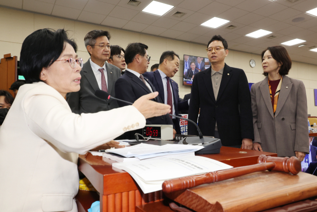 29일 서울 여의도 국회 과학기술정보방송통신위원회에서 열린 과학기술정보통신부 등에 대한 종합감사에서 최민희 위원장이 최수진 의원 등 국민의힘 의원들로부터 사퇴 요구를 받고 있다. 연합뉴스