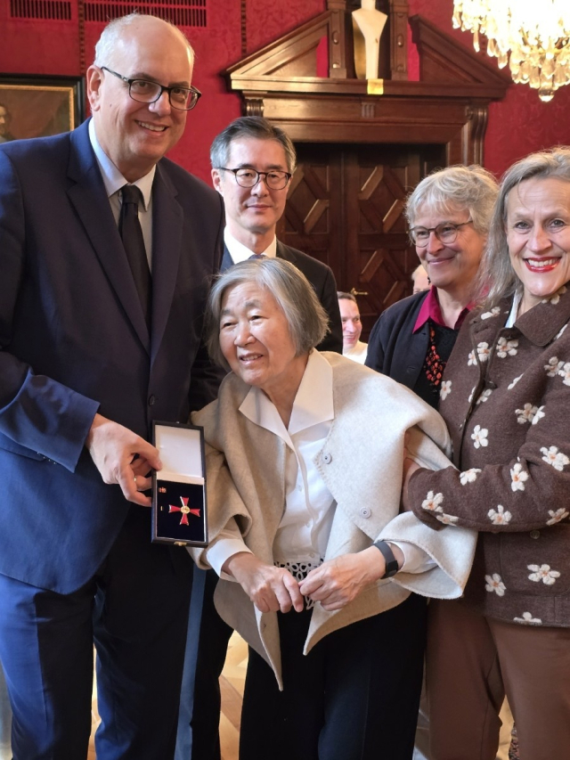 안드레아스 보벨슐트 독일 브레멘 시장이 29일(현지 시간) 브레멘 시청에서 작곡가 박영희 선생에게 프랑크 발터 슈타인마이어 독일 대통령을 대신해 '공로십자훈장 1등급'을 수여하고 있다. 온 아티스트(독일 음악기획사) 제공