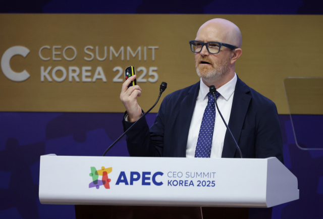 사이먼 밀너 메타 아태 공공정책 부사장이 29일 경북 경주 예술의전당에서 열린 2025 아시아태평양경제협력체(APEC) 정상회의 최고경영자(CEO) 서밋에서 주제발표를 하고 있다. 연합뉴스