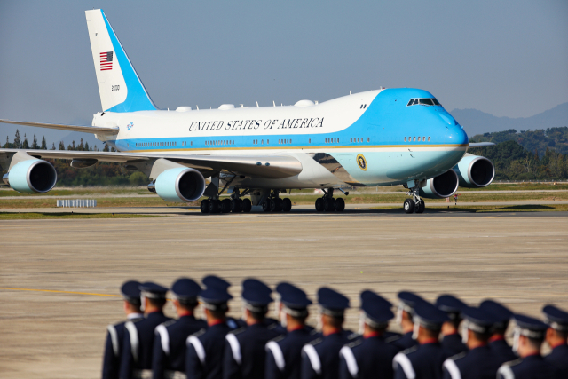 도널드 트럼프 미국 대통령의 전용기 에어포스원이 29일 부산 김해국제공항에 도착하는 모습. 연합뉴스