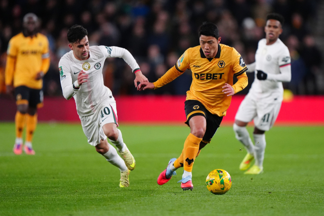 울버햄프턴의 황희찬이 30일(한국 시간) 영국 울버햄프턴의 몰리뉴 스타디움에서 열린 첼시와의 2025-2026 카라바오컵 4라운드(16강)에서 드리블을 하고 있다. AP연합뉴스