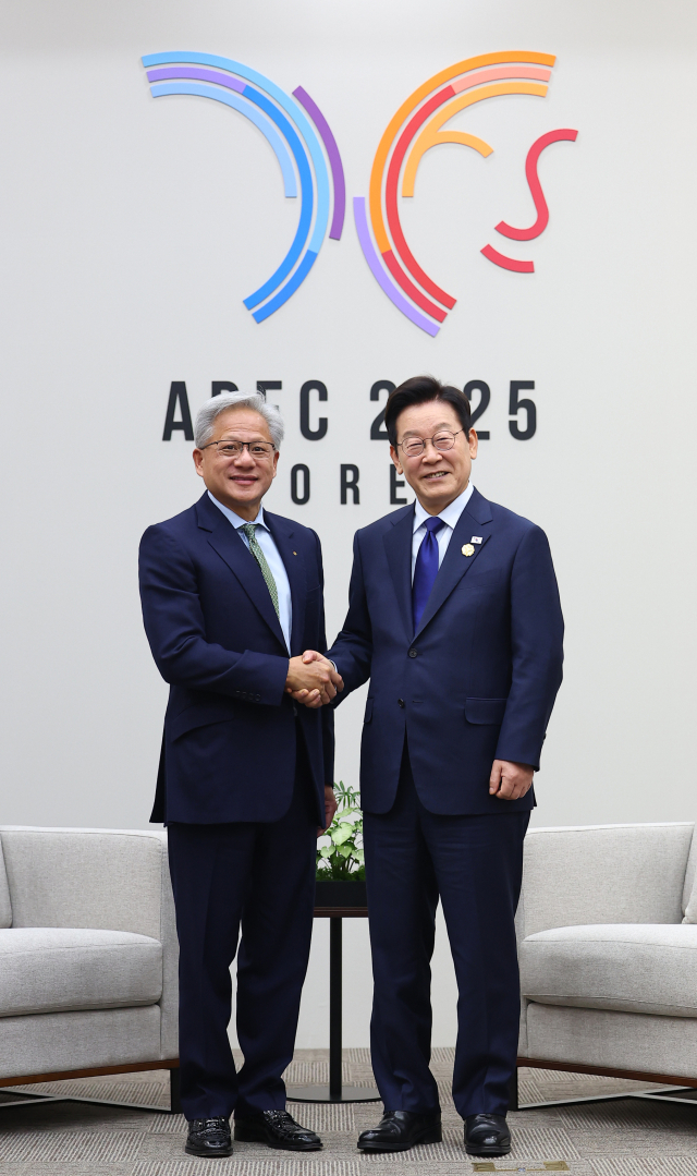 이재명 대통령과 젠슨 황 엔비디아 최고경영자가 31일 APEC 정상회의장인 경북 경주화백컨벤션센터에서 면담 전 악수하고 있다. 연합뉴스