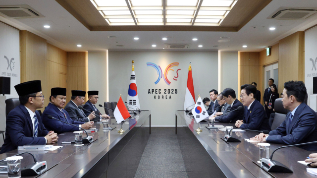 이재명 대통령과 프라보워 수비안토 인도네시아 대통령이 지난해 11월 1일 APEC 정상회의장인 경북 경주화백컨벤션센터 정상회담을 하고 있다. 연합뉴스