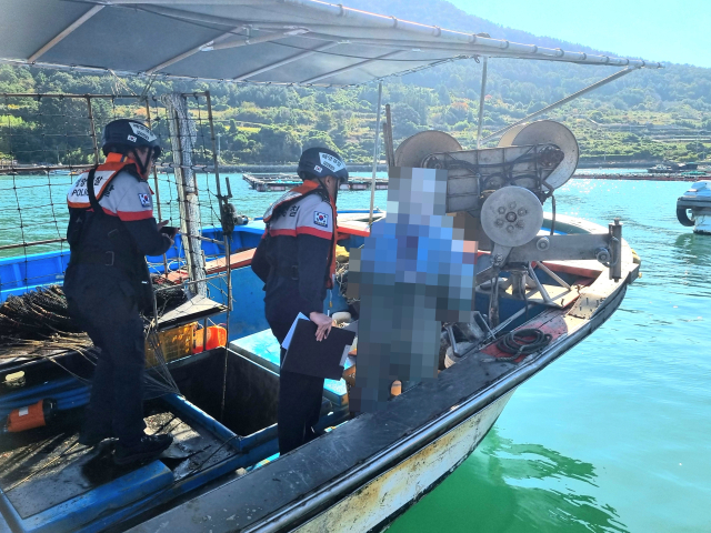 1일 오전 10시 30분께 통영시 추봉도 북방 약 200m 인근 해상에서 거제 선적 연안자망어선과 통영 선적 양식장관리선이 충돌해 해양경찰이 긴급 대응에 나섰다. 통영해양경찰서 제공