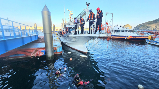 1일 오전 6시 37분 통영시 매물도 남방 0.8해리 인근 해상에서 낚시객 등 10명이 탄 통영선적 낚시어선이 암초와 충돌해 좌초됐다. 통영해양경찰서 제공