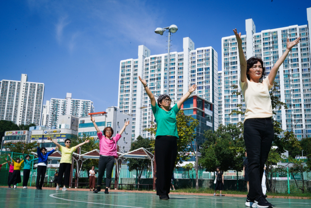 2025바다미술제 안나 안데렉(Anna Anderegg)의 '실버 붐'(2025) 퍼포먼스. 부산비엔날레조직위원회 제공