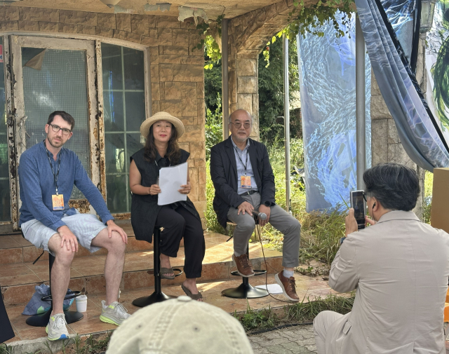 지난 9월 26일 2025바다미술제 미디어데이 및 개막식에서 베르나 피나(맨 왼쪽)와 김금화(가운데) 전시감독, 그리고 이준 부산비엔날레 집행위원장 모습. 김은영 기자 key66@