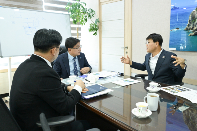 변광용 거제시장은 지난달 28일 한강홍수통제소에서 김성환 기후에너지환경부장관을 만나 수양동 일대를 중점관리지역으로 지정해 줄 것을 적극 건의했다. 거제시 제공