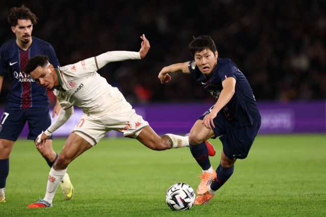 2일 오전(한국 시간) 프랑스 파리의 파르크 데 프랭스에서 열린 2025-2026 프랑스 프로축구 리그1 OGC 니스와 홈 경기에서 PSG 이강인(오른쪽)이 공을 다투고 있다. AFP연합뉴스