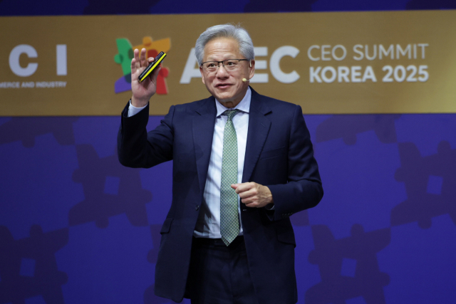 젠슨 황 엔비디아 CEO가 지난달 31일 경북 경주 예술의전당에서 열린 APEC CEO 서밋 특별 세션에서 연설하고 있다. 연합뉴스