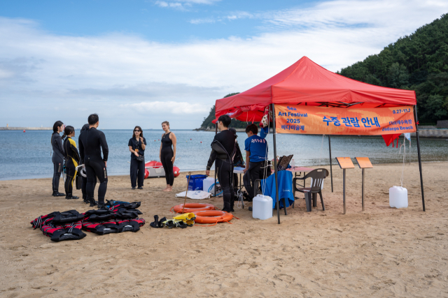마리 그리스마의 ‘물속에서 만나는 예술’ 워크숍 장면. 부산비엔날레조직위원회 제공