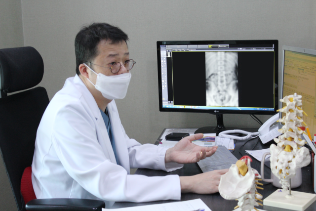 운동을 즐기는 인구가 늘면서 부상 환자도 덩달아 늘고 있다. 일반인들은 통증이 생기면 운동을 완전히 포기하거나 반대로 무리하게 계속하다 악화되는 경우가 많다. 박원욱병원 김효종 원장은 “단순히 ‘쉬는 것’보다 ‘어떻게 쉬는가’를 아는 것이 치료의 핵심”이라고 강조했다. 박원욱병원 제공