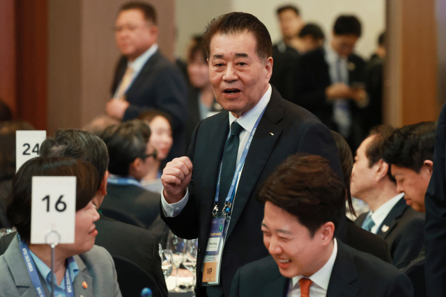 장인화 포스코그룹 회장이 31일 경북 경주시 라한셀렉트호텔에서 열린 2025 아시아태평양경제협력체(APEC) 정상회의 갈라만찬에 참석하고 있다. 연합뉴스