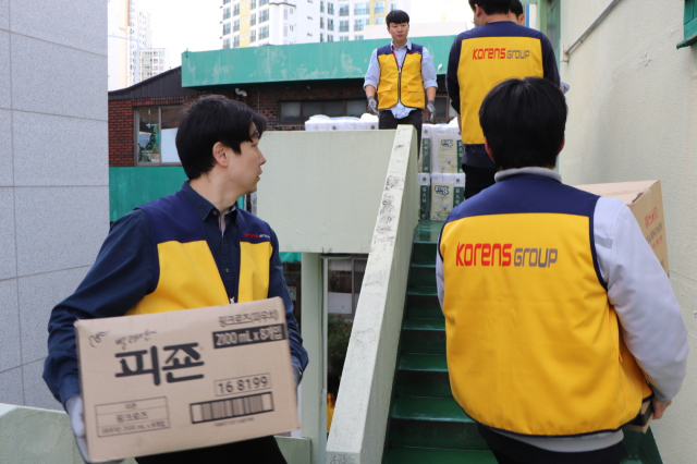 코렌스 임직원들이 경남 양산 아동복지시설 애육원을 찾아 생활물품을 나르고 있는 모습. 코렌스 제공
