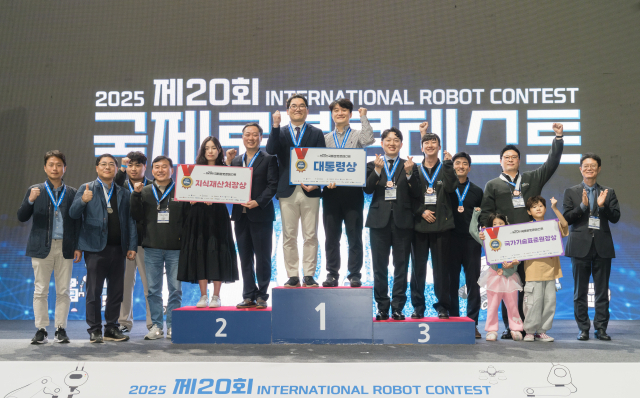 ‘2025 한국중부발전 지능형 로봇 챌린지’ 참가팀들이 시상식 후 기념사진을 촬영하고 있다. 중부발전 제공