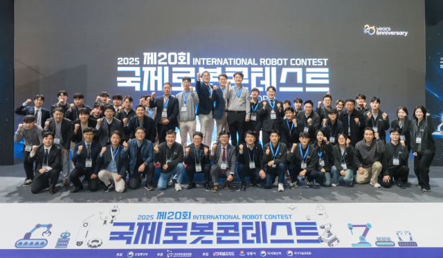 ‘2025 한국중부발전 지능형 로봇 챌린지’ 참가자들이 단체 사진을 촬영하고 있다. 중부발전 제공